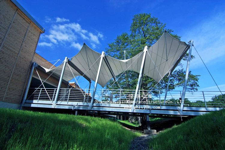 膜結(jié)構(gòu)車(chē)棚安裝過(guò)程中，剪縫時(shí)有哪些需要注意的事項(xiàng)？